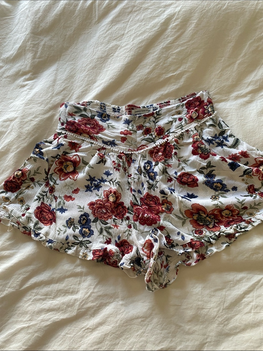 American Eagle Outfitters White Floral Ruffle Skort with Red & Blue Flowers